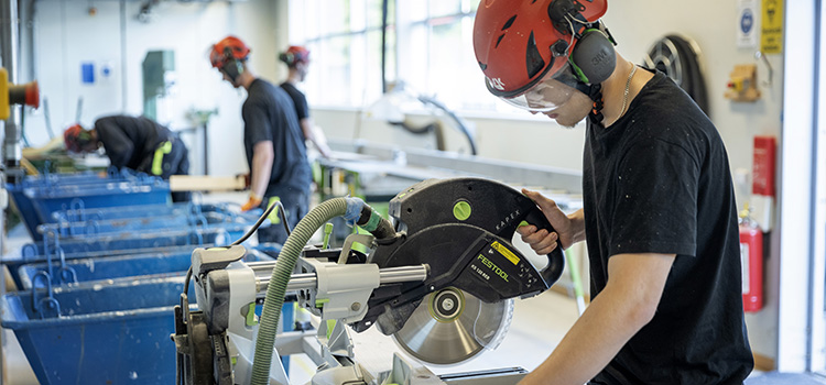 Bild på elever som snickrar.