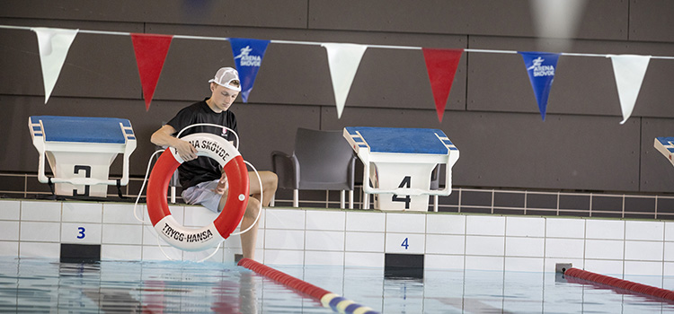 Bild på elev och små barn.